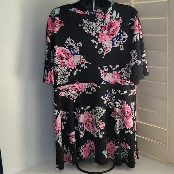 Torrid Floral Babydoll V-Neck Short Sleeve Blouse - Picture 4 of 6